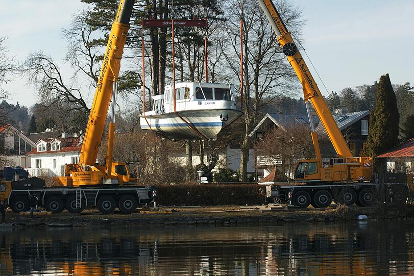Die "MS Schondorf" ist angekommen in Tutzing. Sie wird in den Starnberger See gelassen.