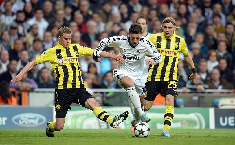 MARCEL SCHMELZER: Nach anfänglichen Problemen mit Madrids Angel 
di Maria gewohnt zuverlässig. Wenn sich die Gelegenheit gab, 
schaltete sich der Linksverteidiger ins Angriffsspiel ein.