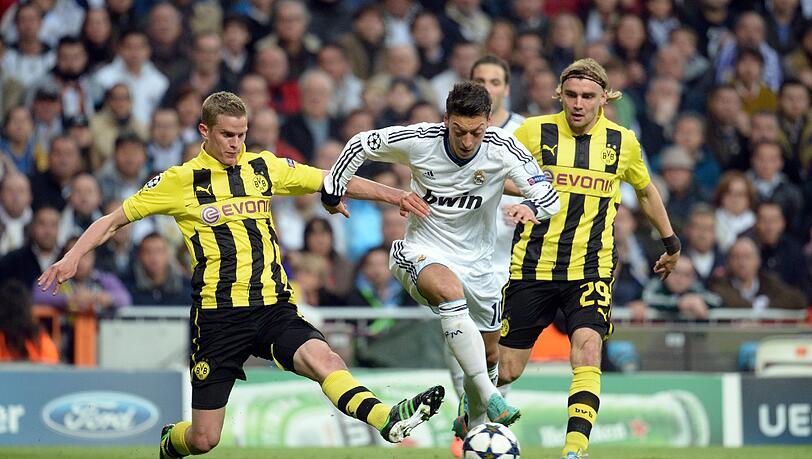 MARCEL SCHMELZER: Nach anfänglichen Problemen mit Madrids Angel 
di Maria gewohnt zuverlässig. Wenn sich die Gelegenheit gab, 
schaltete sich der Linksverteidiger ins Angriffsspiel ein.