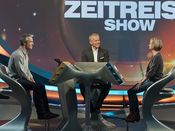 Johannes B. Kerner (Mitte) bittet Schauspieler Hannes Jaenicke und Kandidatin Silke Weiterer zum Duell