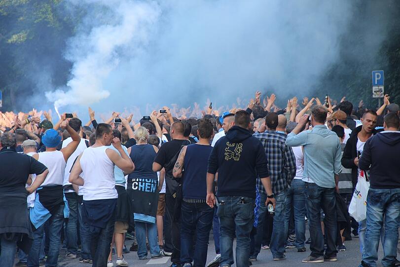 Fans des TSV 1860 München auf dem Weg zum Grünwalder Stadion.