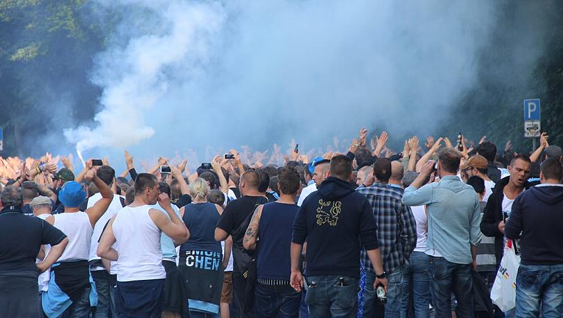Fans des TSV 1860 München auf dem Weg zum Grünwalder Stadion. Fans des TSV 1860 München auf dem Weg zum Grünwalder Stadion.