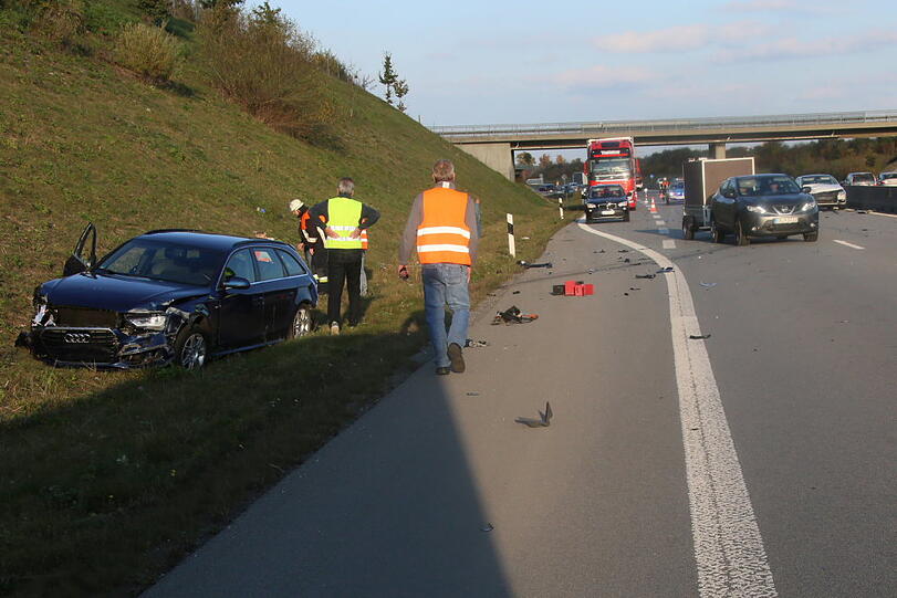Der VW Passat konnte nicht mehr rechtzeitig bremsen und krachte in den Audi. Die A94 war nach dem Unfall kurzzeitig gesperrt.