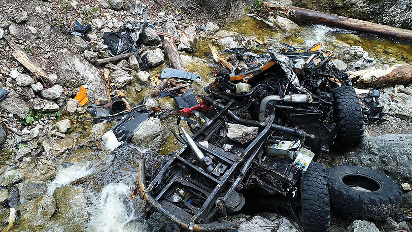 Der Unimog zerschellte nach 150 Metern. Für den Fahrer kam jede Hilfe zu spät.