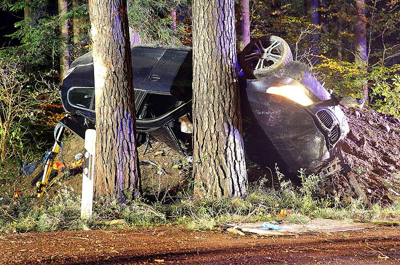 Zu schnell und dann auch noch Alkohol um Blut: Ein 25-Jähriger verursacht einen schweren Verkehrsunfall.