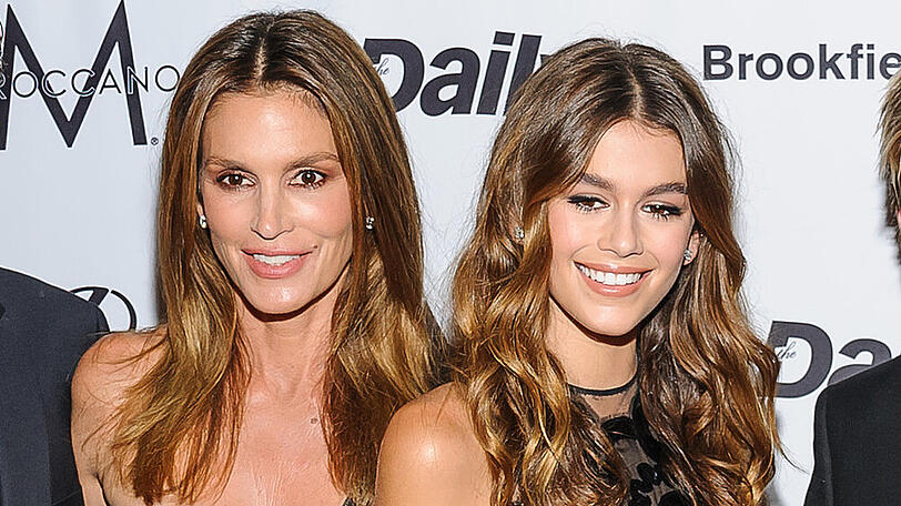 Kaia Gerber ist ihrer Mutter, Cindy Crawford (l.), wie aus dem Gesicht geschnitten