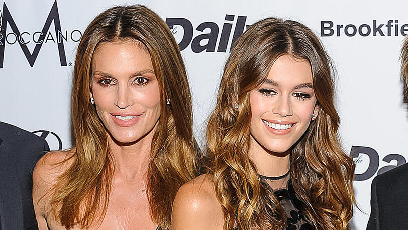 Kaia Gerber ist ihrer Mutter, Cindy Crawford (l.), wie aus dem Gesicht geschnitten Kaia Gerber ist ihrer Mutter, Cindy Crawford (l.), wie aus dem Gesicht geschnitten