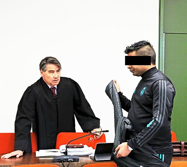 Der Angeklagte mit seinem Anwalt.