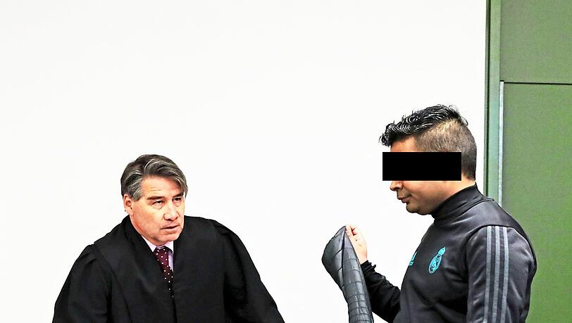 Der Angeklagte mit seinem Anwalt. Der Angeklagte mit seinem Anwalt.