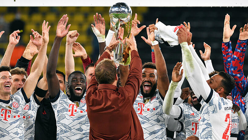 Julian Nagelsmann mit seinem ersten Profi-Titel, dem Supercup.