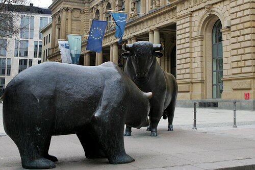 Vor der Frankfurter Börse: Der Bär ist derzeit stärker als der Bulle, der für steigende Kurse steht