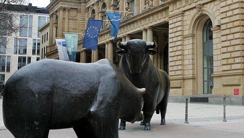 Vor der Frankfurter Börse: Der Bär ist derzeit stärker als der Bulle, der für steigende Kurse steht Vor der Frankfurter Börse: Der Bär ist derzeit stärker als der Bulle, der für steigende Kurse steht