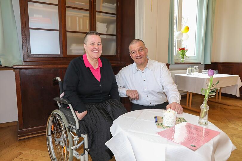 Jacqueline (54) und Udo Ernst (61) kurz vor ihrer Zeremonie: "Bis jetzt ist es sogar noch schöner, als wir es uns vorgestellt haben."