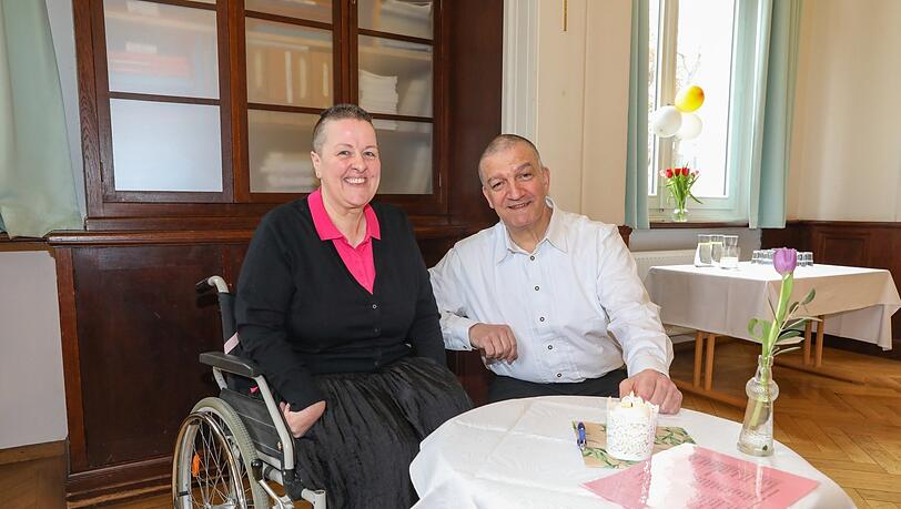 Jacqueline (54) und Udo Ernst (61) kurz vor ihrer Zeremonie: "Bis jetzt ist es sogar noch schöner, als wir es uns vorgestellt haben." Jacqueline (54) und Udo Ernst (61) kurz vor ihrer Zeremonie: "Bis jetzt ist es sogar noch schöner, als wir es uns vorgestellt haben."