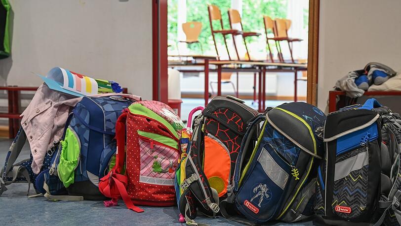 Schulranzen stehen vor einem Klassenzimmer. Schulranzen stehen vor einem Klassenzimmer.