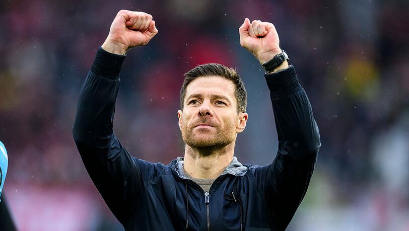 Leverkusens Trainer Xabi Alonso jubelt nach dem Spiel.