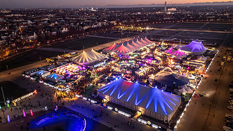 Das Tollwood Festival in München glitzert im Novemberabendlicht.