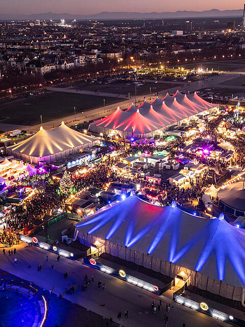 Das Tollwood Festival in München glitzert im Novemberabendlicht.