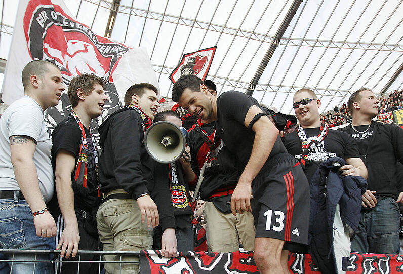 Michael Ballack greift zum Megaphon.