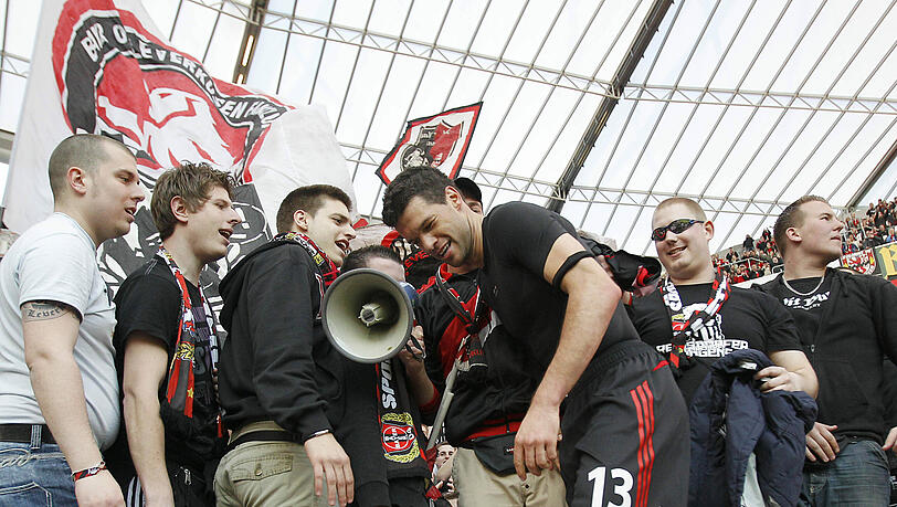 Michael Ballack greift zum Megaphon. Michael Ballack greift zum Megaphon.