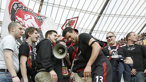 Michael Ballack greift zum Megaphon.