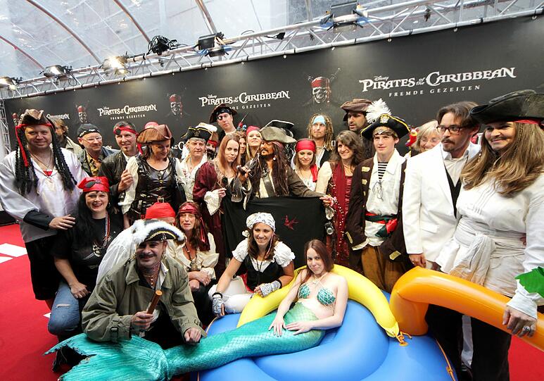 Als Piraten und Piratenbräute verkleidet - so kamen viele AZ-Leser zur Premiere.