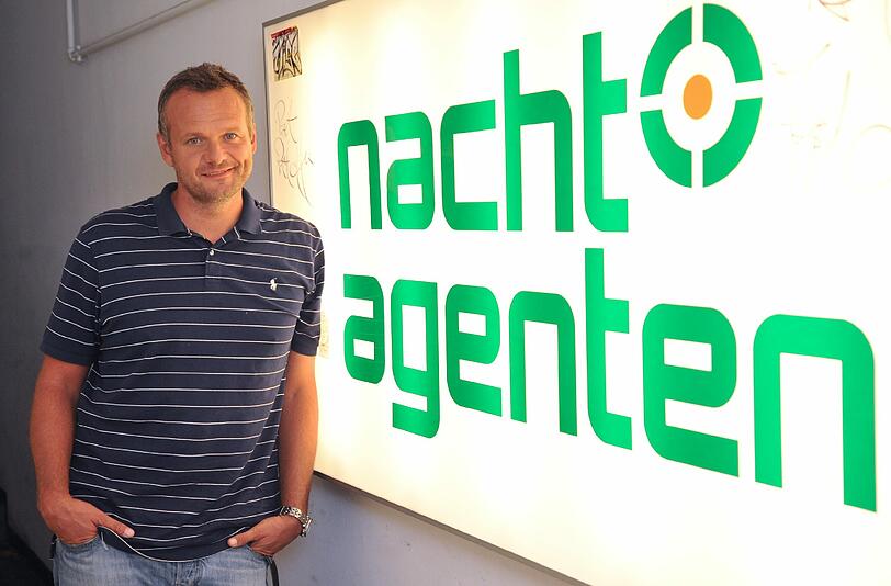 Robert Solansky vor dem Nachtagentenbüro auf dem Optimolgelände &ndash; hier waren mal mehr Clubs angesiedelt, viele davon sind an die Sonnenstraße gezogen.