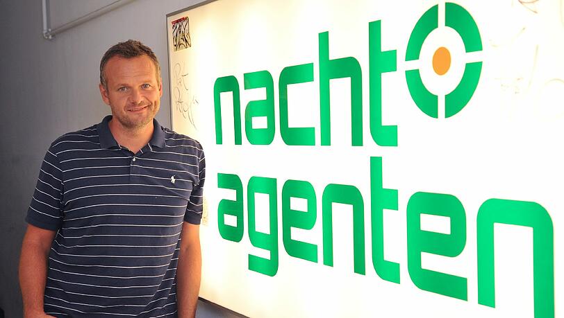 Robert Solansky vor dem Nachtagentenbüro auf dem Optimolgelände – hier waren mal mehr Clubs angesiedelt, viele davon sind an die Sonnenstraße gezogen. Robert Solansky vor dem Nachtagentenbüro auf dem Optimolgelände – hier waren mal mehr Clubs angesiedelt, viele davon sind an die Sonnenstraße gezogen.