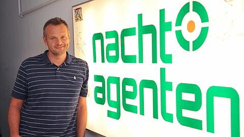 Robert Solansky vor dem Nachtagentenbüro auf dem Optimolgelände &ndash; hier waren mal mehr Clubs angesiedelt, viele davon sind an die Sonnenstraße gezogen.