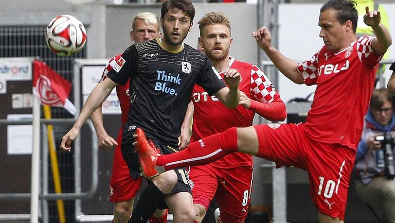 Das schwarze Trikot - im roten Rudel klar zu erkennen. Das schwarze Trikot - im roten Rudel klar zu erkennen.
