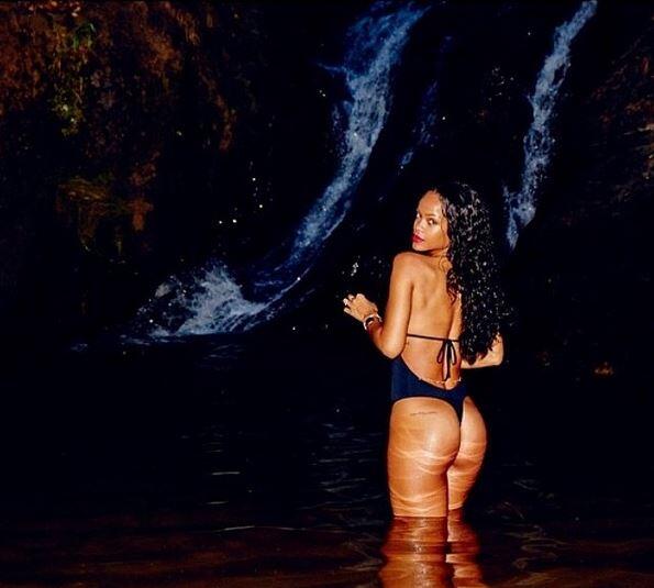 Anstatt sich mit Regenschirm und dicker Jacke durch den Herbst zu plagen, verschwindet Popstar Rihanna lieber in eine tropische Grotte in Brasilien.