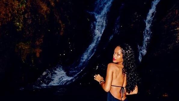 Anstatt sich mit Regenschirm und dicker Jacke durch den Herbst zu plagen, verschwindet Popstar Rihanna lieber in eine tropische Grotte in Brasilien.