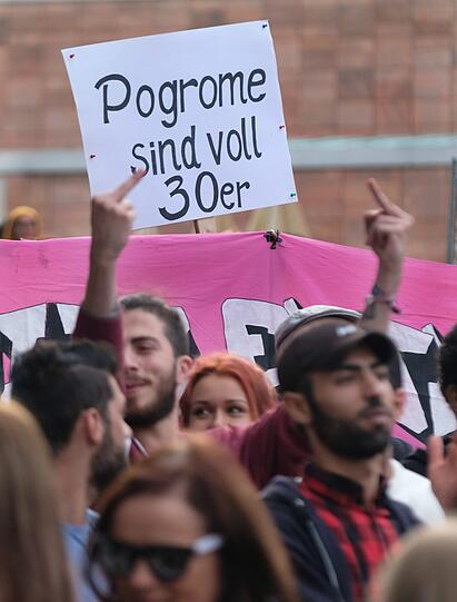 Chemnitz hat sich innerhalb von wenigen Stunden zum Pulverfass entwickelt. Nach dem gewaltsamen Tod eines 35-Jährigen marschierten innerhalb kürzester Zeit rechte Demonstranten auf - ihnen stellten sich am Montag linke Demonstranten gegenüber. Um ein unmittelbares Aufeinandertreffen zu verhindern, rückte die Polizei mit Hundertschaften an. Die Bilder aus Chemnitz.