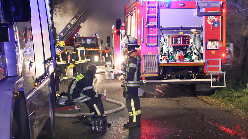 Das Sägewerk brannte komplett ab, verletzt wurde niemand, die Brandursache ist allerdings noch unklar. Die Bilder vom Feuerwehreinsatz in Dorfen.