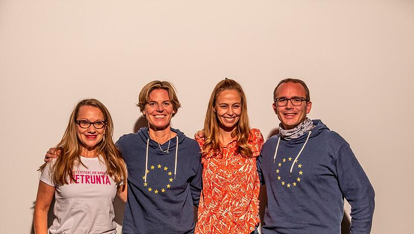 Glückliche Gastgeber (v.l.): Jutta Feit (jip film und Verleih), Cosima Baron Fernandez de Cordoba (EP-Verbindungsbüro München, Veranstaltungen & PR), Moderatorin Lisa Heckl und Tobias Winkler (Geschäftsführer EP-Verbindungsbüro München). Glückliche Gastgeber (v.l.): Jutta Feit (jip film und Verleih), Cosima Baron Fernandez de Cordoba (EP-Verbindungsbüro München, Veranstaltungen & PR), Moderatorin Lisa Heckl und Tobias Winkler (Geschäftsführer EP-Verbindungsbüro München).