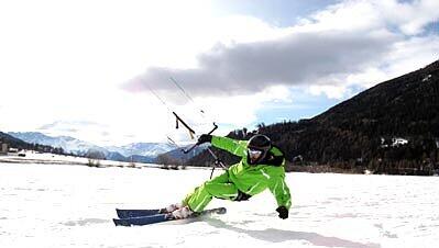 Snowkiten: Skifahrer auf dem Eis, Foto: Snowkiteschule Garmisch Snowkiten: Skifahrer auf dem Eis, Foto: Snowkiteschule Garmisch