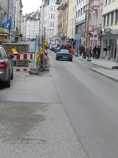 Ein anderer Blickwinkel von der Leopoldstraße in die Hohenzollernstraße: 50 Meter hinter der Kreuzung wurde für die Baustelle links eine Fußgängerampel aufgestellt. Dort fährt auch der Linienbus.