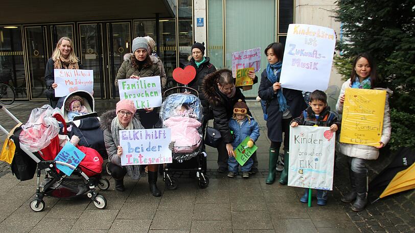 Pro-Elki: Mütter und Kinder demonstrieren am Lenbachplatz.