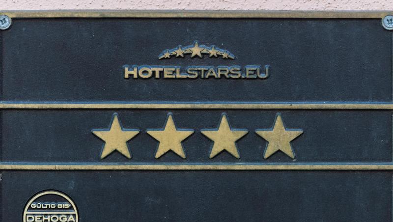 Google darf Unterkünfte nicht mehr als Sterne-Hotels bezeichnen, solange diese nicht offiziell vom Hotel- und Gaststättenverband Dehoga als solche ausgezeichnet wurden. Google darf Unterkünfte nicht mehr als Sterne-Hotels bezeichnen, solange diese nicht offiziell vom Hotel- und Gaststättenverband Dehoga als solche ausgezeichnet wurden.