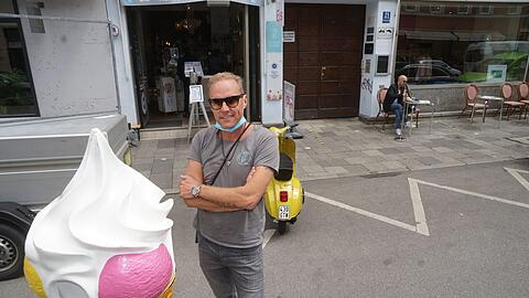 Robert Maier-Kares würde bei seinem Eismeer-Laden gerne die Freischankfläche vergrößern, das ist nicht einfach.