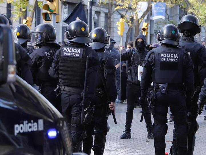 Polizisten stehen im Dezember 2018 den Teilnehmern einer Demonstration für die Unabhängigkeit Kataloniens gegenüber.