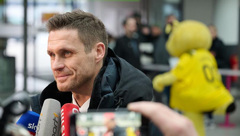 Sebastian Kehl, Sportdirektor von Borussia Dortmund, gibt Interviews.