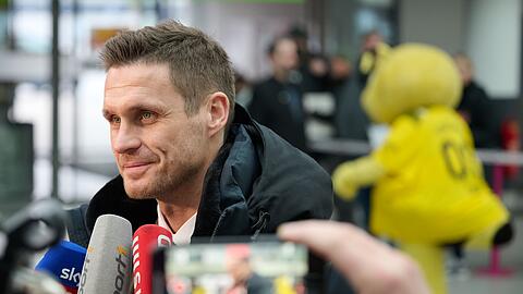 Sebastian Kehl, Sportdirektor von Borussia Dortmund, gibt Interviews.