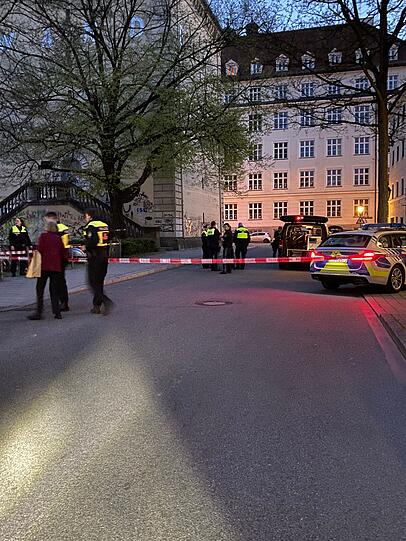 Am Abend hat die Polizei den Absperrbereich verkleinert. Am Abend hat die Polizei den Absperrbereich verkleinert.