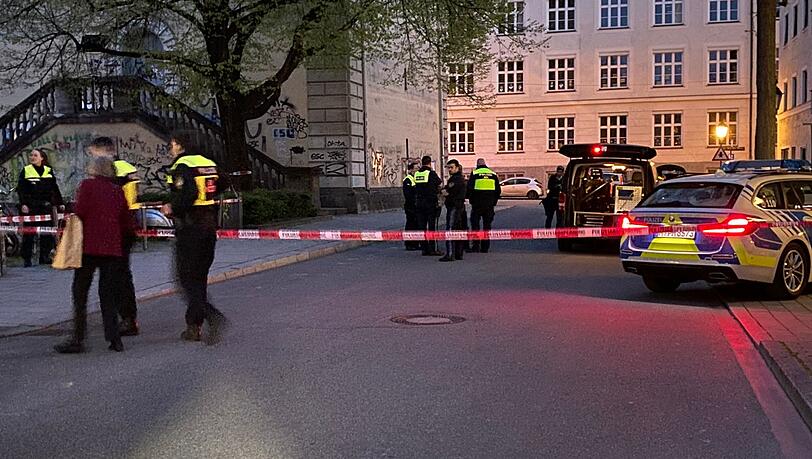 Am Abend hat die Polizei den Absperrbereich verkleinert. Am Abend hat die Polizei den Absperrbereich verkleinert.