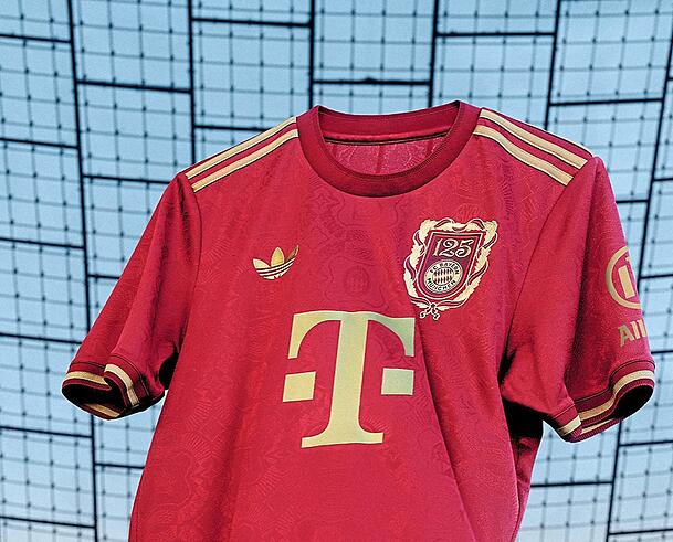 Dunkelrot mit goldenen Akzenten und besonderem Wappen: Das Sondertrikot zum 125. Geburtstag des FC Bayern, das für einen Ansturm bei den Fans sorgt.  Fotos: FC Bayern