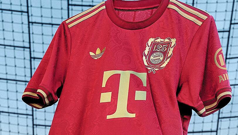 Dunkelrot mit goldenen Akzenten und besonderem Wappen: Das Sondertrikot zum 125. Geburtstag des FC Bayern, das für einen Ansturm bei den Fans sorgt. Fotos: FC Bayern Dunkelrot mit goldenen Akzenten und besonderem Wappen: Das Sondertrikot zum 125. Geburtstag des FC Bayern, das für einen Ansturm bei den Fans sorgt. Fotos: FC Bayern