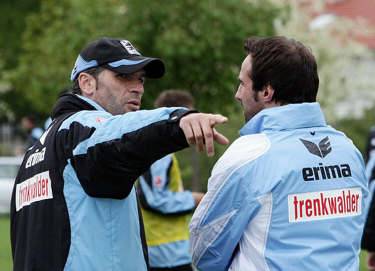 Trainer Uwe Wolf gibt Kommandos, Manager Miki Stevic hört zu.