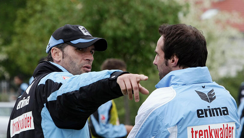 Trainer Uwe Wolf gibt Kommandos, Manager Miki Stevic hört zu. Trainer Uwe Wolf gibt Kommandos, Manager Miki Stevic hört zu.