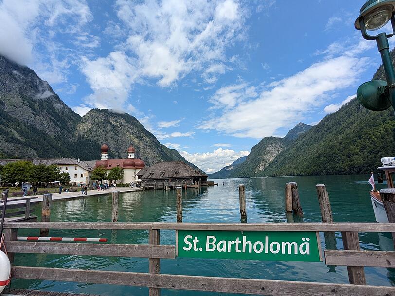 An der Bootsanlegestelle in St. Bartholom&auml; am K&ouml;nigssee.